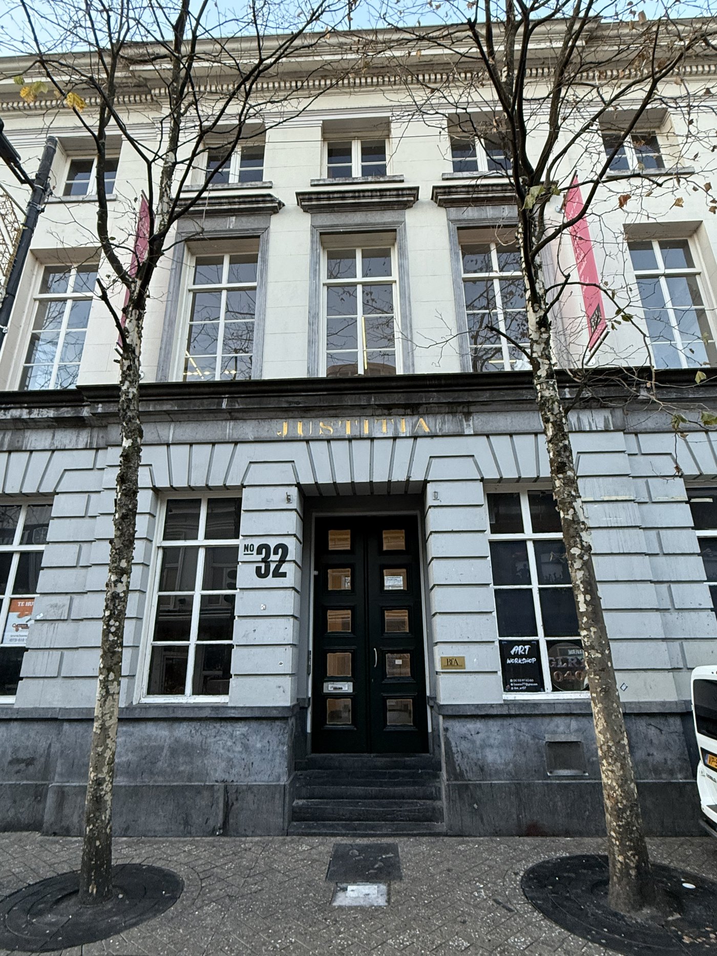 De volledige gevel en voordeur van de Nieuwe Oude Rechtbank, Stratumseind 32